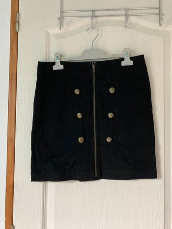 Jupe noire avec fermeture et boutons argentés