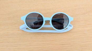 Lot lunettes de soleil bébé et chapeau