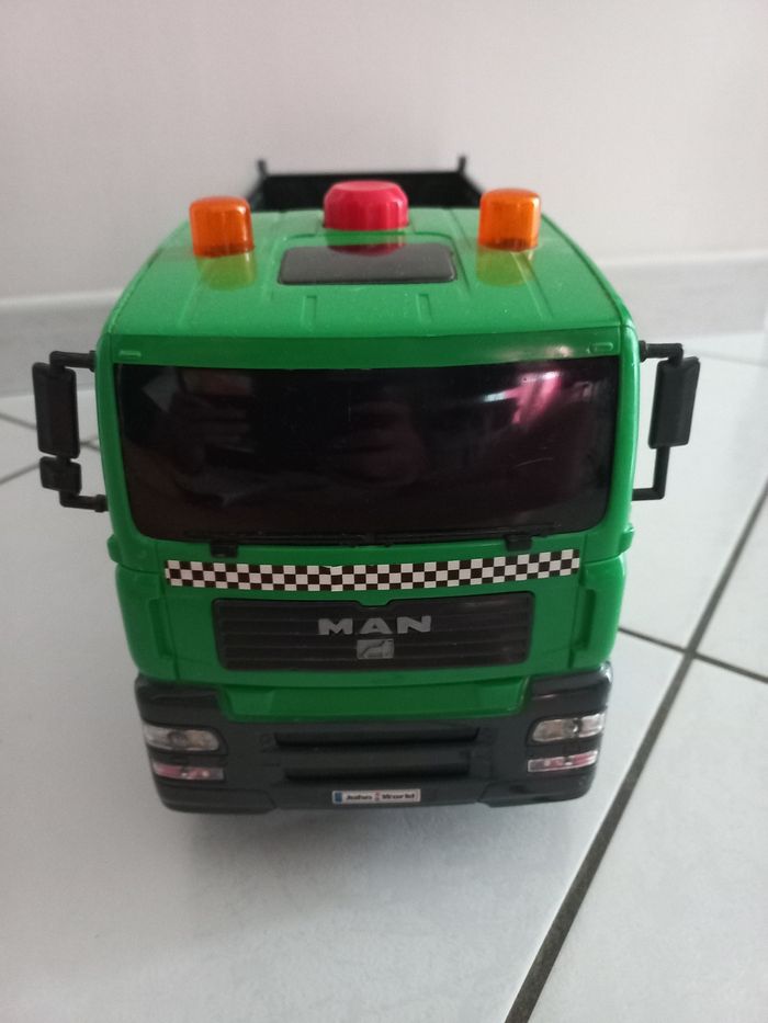 Gros  camion benne de chantier - photo numéro 2