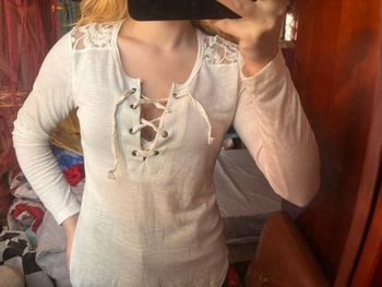 Haut blanc bohème à laçage et dentelle épaules