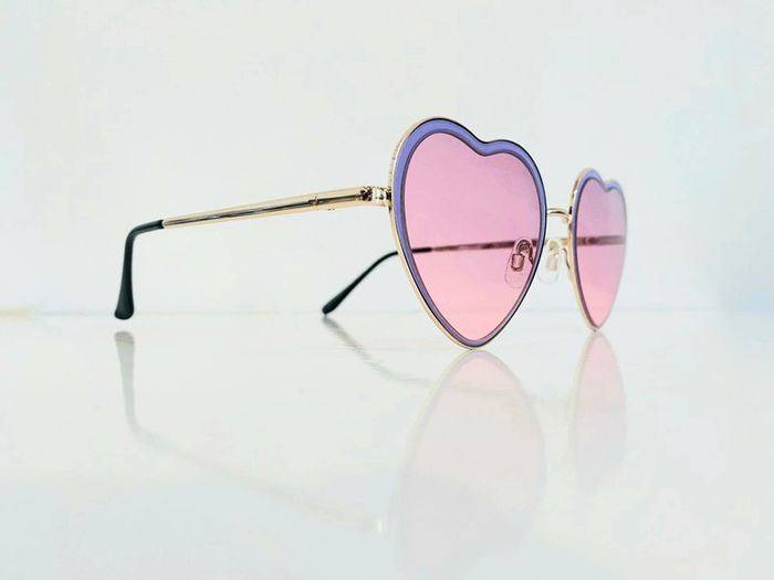 Lunette de soleil femme cœur violette et dorée UV protection catégorie 2 - photo numéro 3