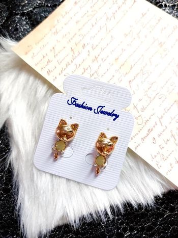 Magnifique petite paire de boucles d'oreilles chat dorés