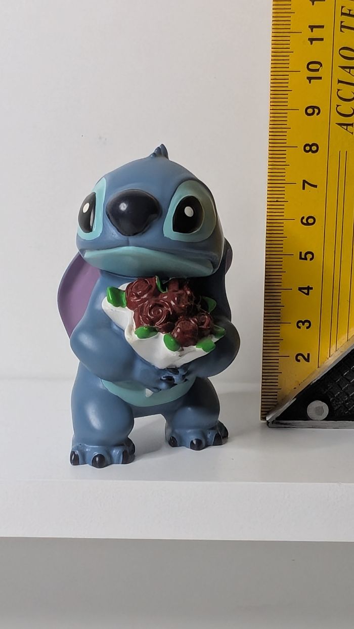 [Enesco] Figurine Stitch avec un bouquet