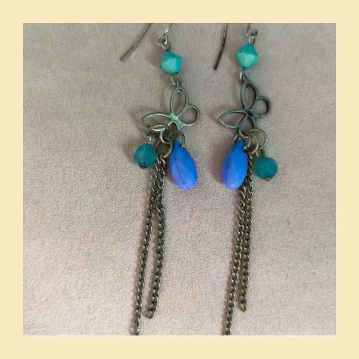 Boucles d’oreilles pendantes – motif papillon & pampilles colorées - photo numéro 3