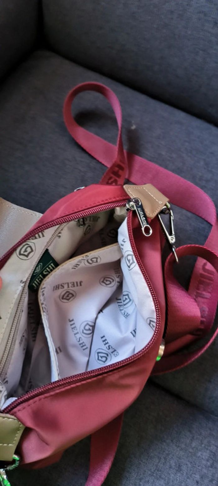 Sac à bandoulière de très bonne qualité avec compartiment - photo numéro 11