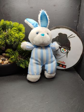 peluche lapin Pampers ancien bleu blanc rayé rayure clair vintage doudou Satin