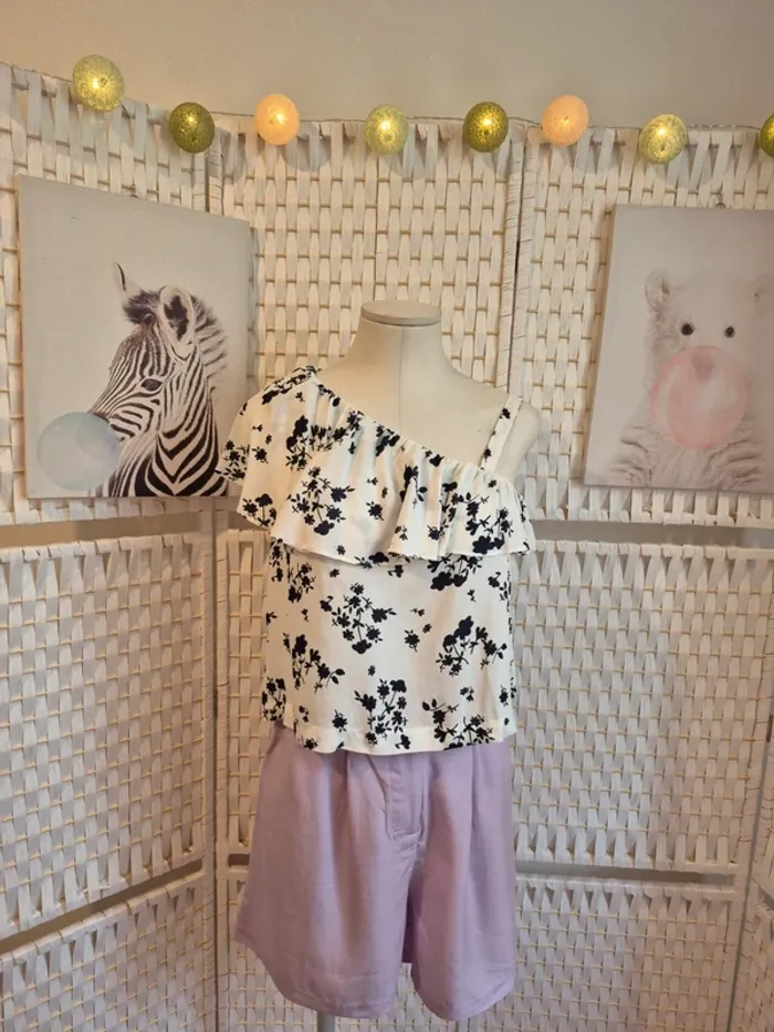 💕Joli Top blanc à fleurs asymétrique avec volant sur une épaule - femme TS / 36 Benetton 💕