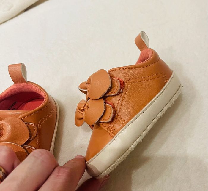 Petites chaussures à scratch couleur corail 1 à 6 mois - photo numéro 4