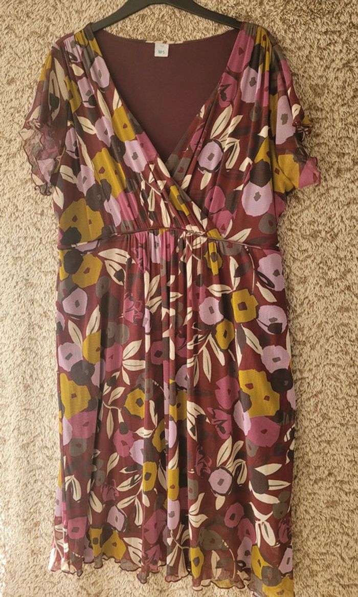 Très jolie robe facile à assortir