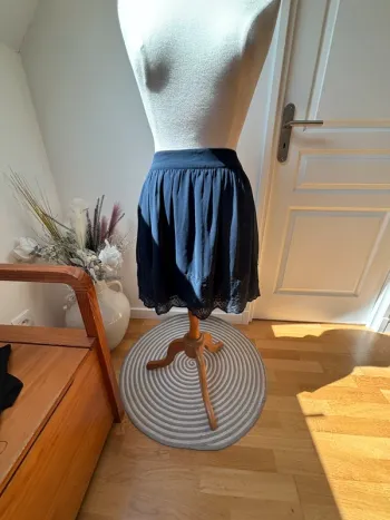 Sublime jupe courte bleu marine et dentelle brodée - Camaïeu - T38