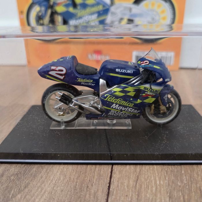 Moto 1:24 avec socle, vitrine et fascicule - photo numéro 2