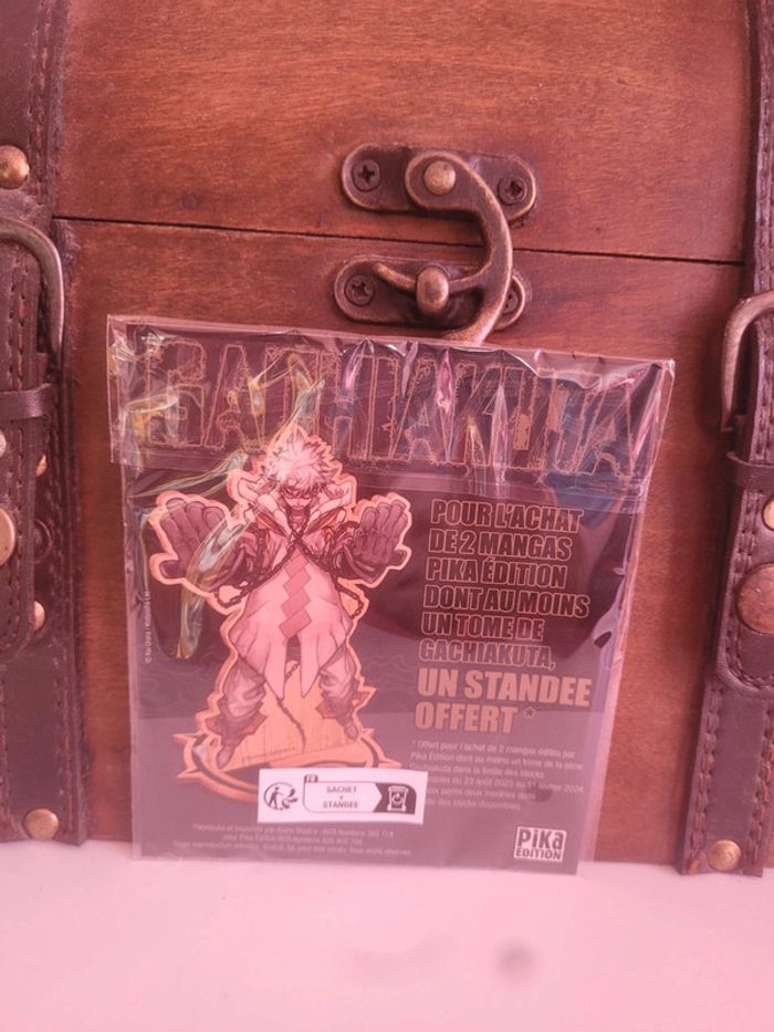 Manga Gachiakuta standee en bois - photo numéro 2