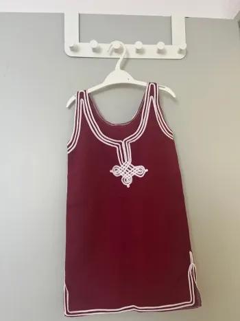 Robe / caftan couleur bordeaux et blanc taille 3 ans