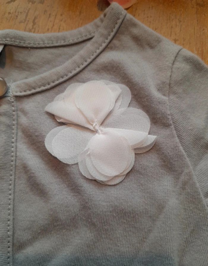 Boléro 6mois gris clair fleur blanche - photo numéro 2