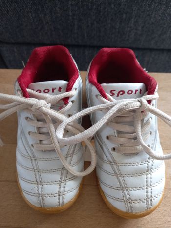 Baskets rouges et blanches