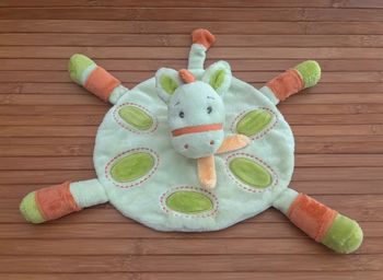 Doudou plat rond Ane cheval vert orange kimbaloo la halle