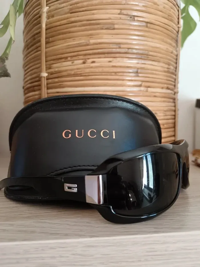 Lunette de soleil Gucci enveloppantes