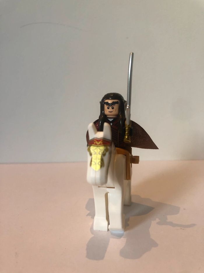 Figurine type lego Roi Elrond sur son destrier royal. Le seigneur des anneaux/Hobbit