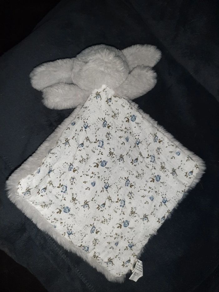 Doudou lapin gris tout doux bouchara imprimé petites fleurs bleues