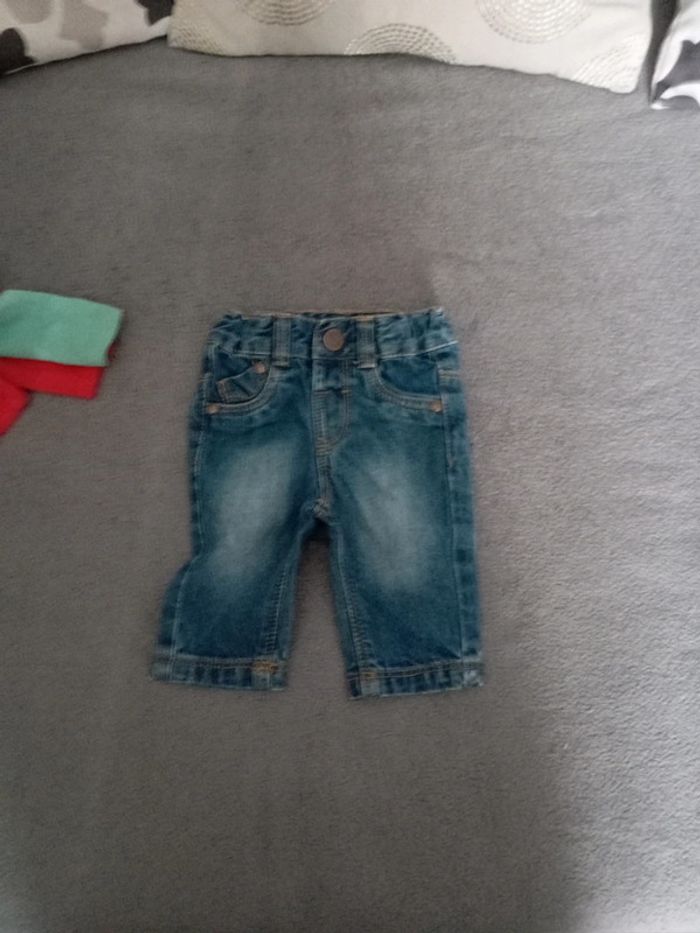 Lot jean et tee shirt - photo numéro 2