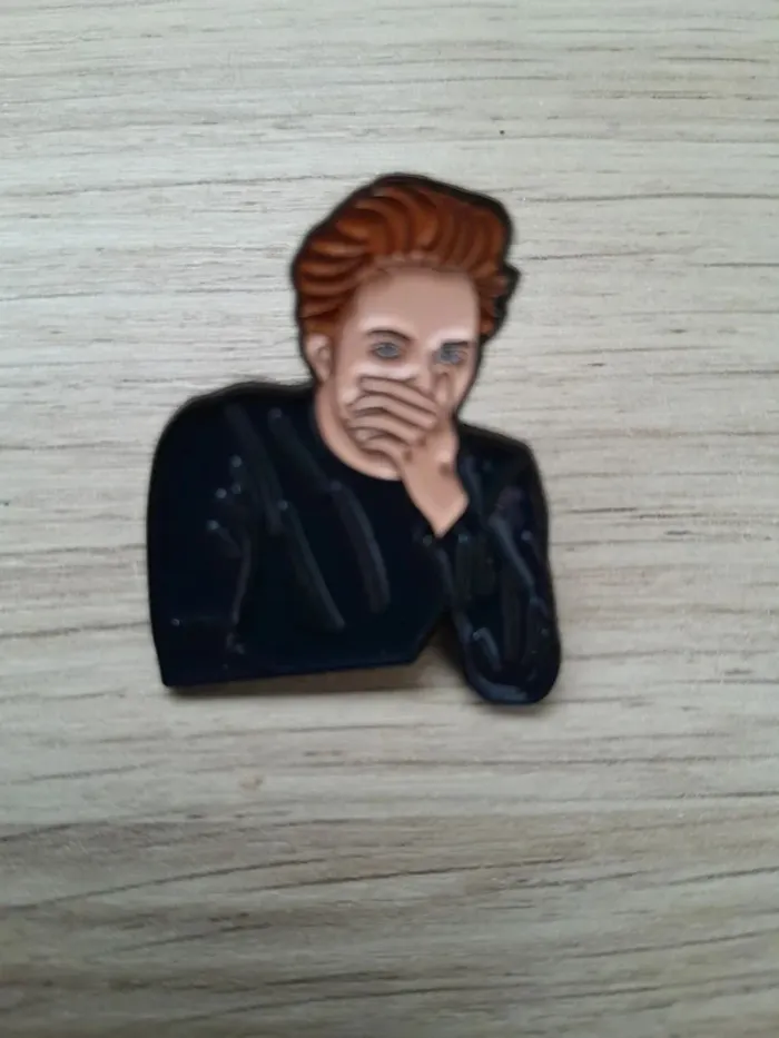Pin's Edward Cullen, Twilight, en métal, - photo numéro 2