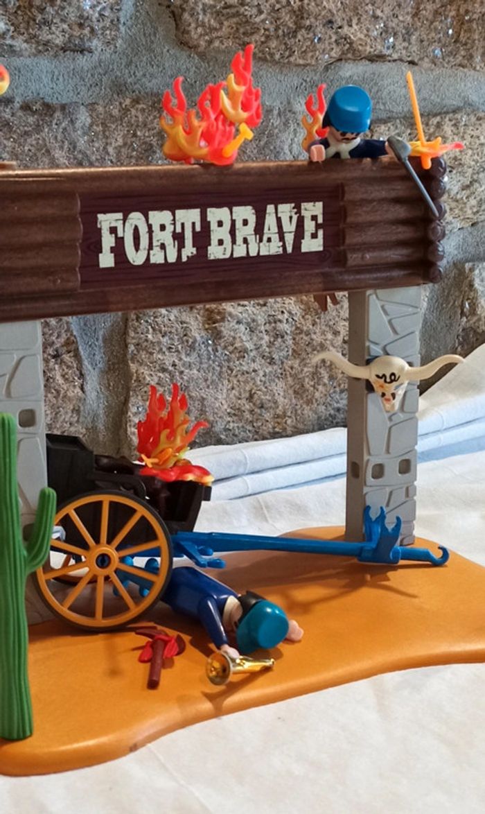 Entrée de fort avec nordistes attaqués playmobil