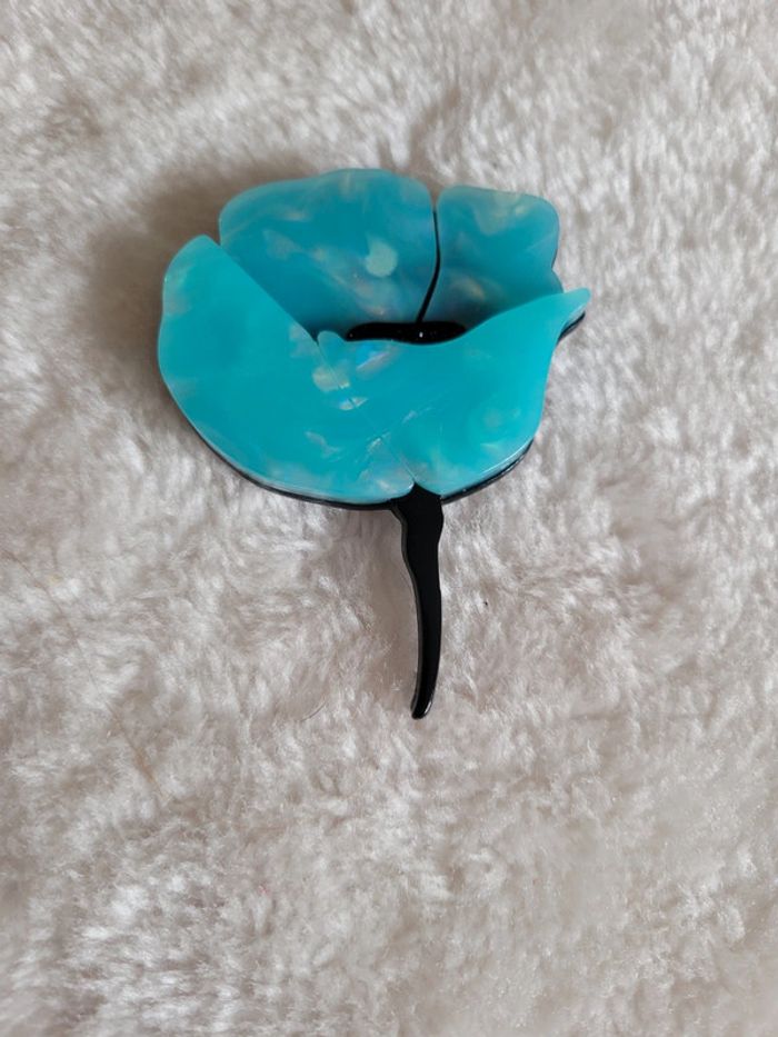 Broche acrylique fleur turquoise