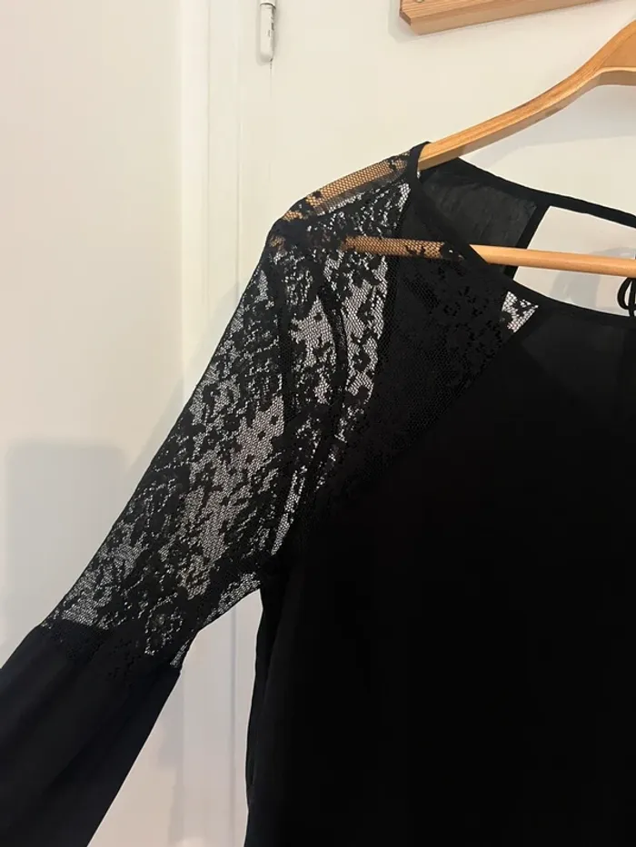 Blouse noire avec dentelle - taille 34 - photo numéro 3