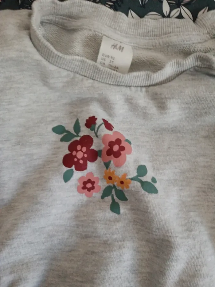 Pull gris fleurs H&M 92cm - photo numéro 3