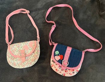 Lot de 2 petits sacs à bandoulière enfant environ 2/3 ans marque claire’s très bon état