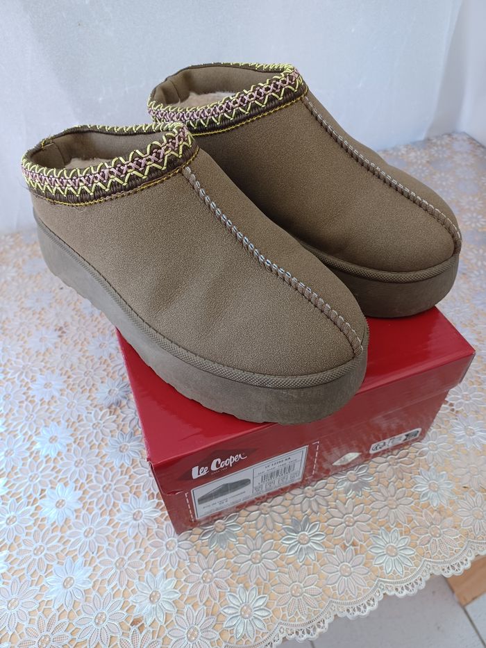 Chaussures Lee Cooper coloris  Kaki taille 36 en très bon état avec sa boîte d'origine.