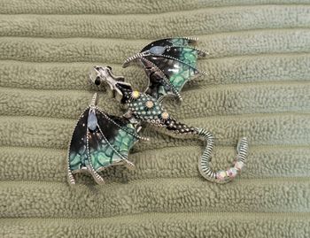 BROCHE DRAGON ARGENTE BLEU VERT STRASS ! NEUF !