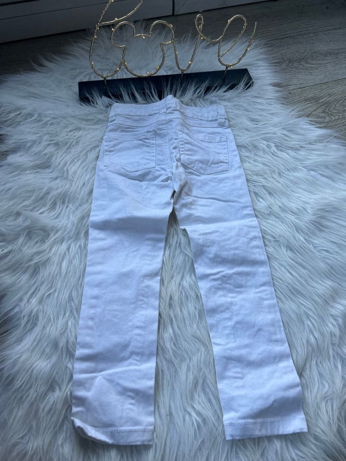 Très beau jeans blanc 🥰 taille 104 cm