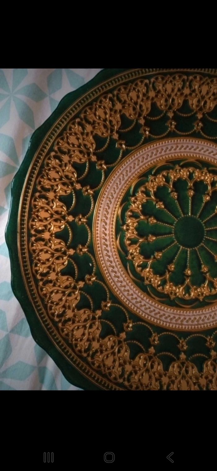 Lot de 2 assiettes une rouge et l'autre verte derrière de l'assiette couleur or diamètre 33 cm - photo numéro 6