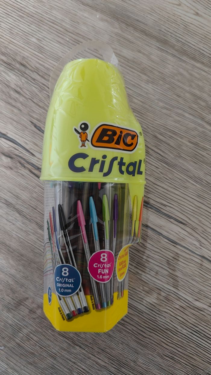 Une boîte de stylos BIC