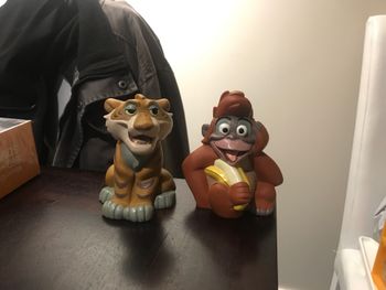 Figurine grande bebe cherkane singe louis le livre de la jungle