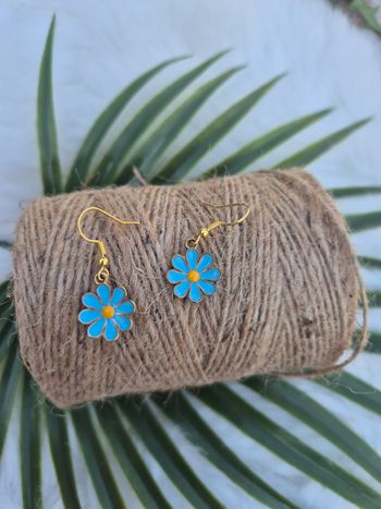 Boucles d’oreilles fleurs en metal bleu et jaune 🌼 💚💛 #Bijoux #Fleurs #Metal