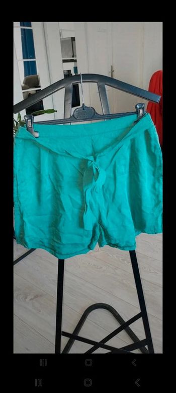 Lot de 2 shorts Kiabi neufs jamais portés. Taille 44. 1 blanc et 1 vert.