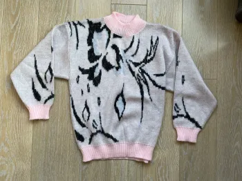 Pull en laine synthétique rose avec motifs