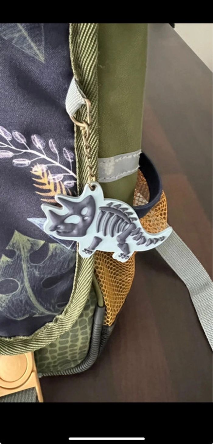 Cartable dinosaure avec trousse assortie en très bonne état taille 36 cm pour cp/cel Auchan - photo numéro 9