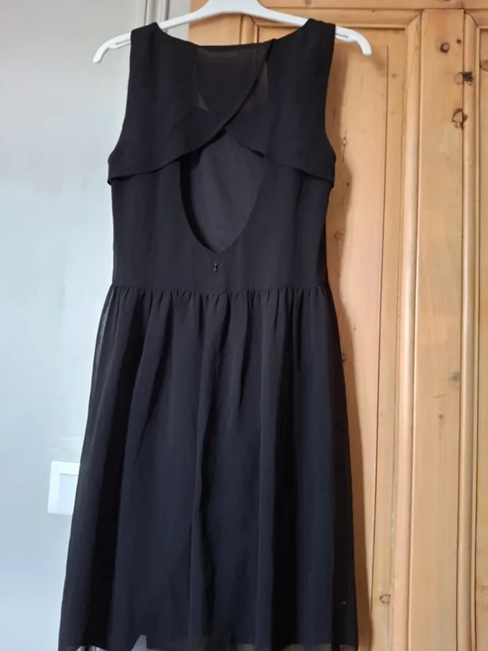 Petite robe noire avec ouverture dans le dos - photo numéro 3