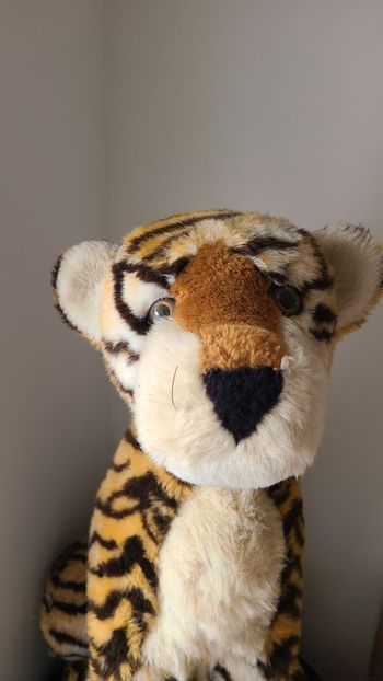 grande peluche tigre assis