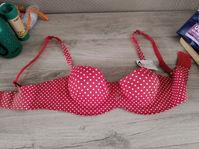 Soutien-gorge 90A à pois rouge Agnès B

Neuf avec étiquette 

Idéal pour une jeune fille - photo numéro 4