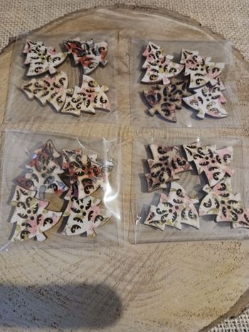 Lot de 4 sachets de boutons en bois sapin de Noël