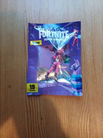 Fortnite keychain ours rose