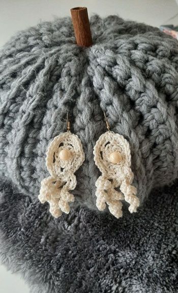 Boucles d'oreilles pendantes beige