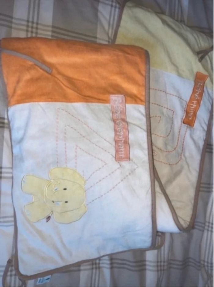 Tour de lit motifs animaux très doux marque tex pour fixer avec ses lanières à un lit à barreaux