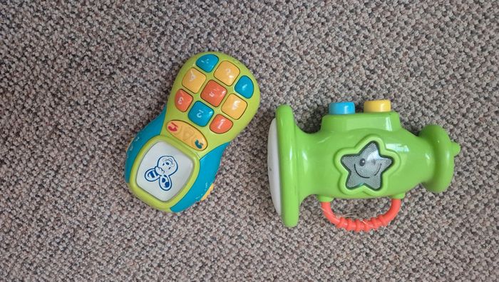 Lot 2 jouets musicaux et téléphone