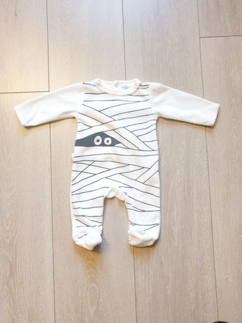 Pyjama blanc et noir. Garçon 1 mois.