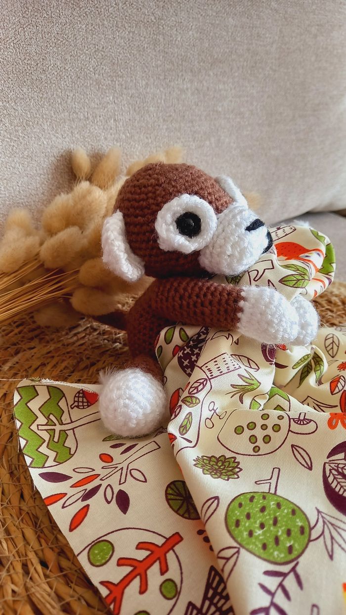 Doudou bébé peluche petit singe amigurumi avec tissu jungle - photo numéro 5